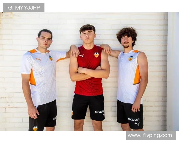 瓦伦西亚发布新赛季球衣设计,球迷热烈反响纷纷点赞 瓦伦西亚发布新赛季球衣设计,球迷热烈反响纷纷点赞