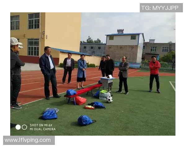 小马尔蒂尼的成长之路与足球梦想的追逐历程